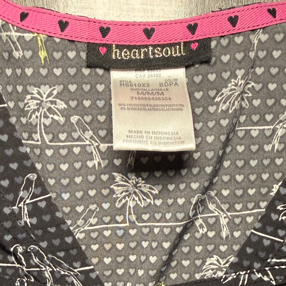Carhartt Women's Gray Floral Camo and heartsoul tropical scrub top medium - Picture 5 of 5